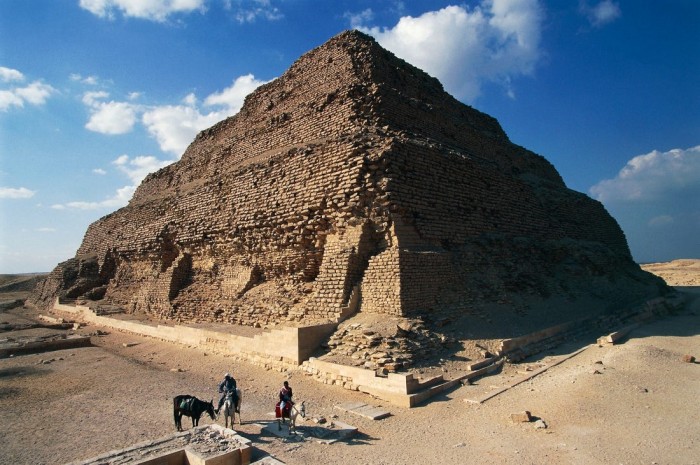Udflugtsdagstur med fly fra El Gouna til store pyramider, Memphis og Saqqara